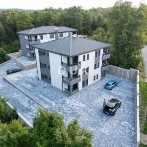 MATULJI, JUŠIĆI, JURDANI- stan prizemlje 62,34 m2 u novogradnji DB+2S s okućnicom