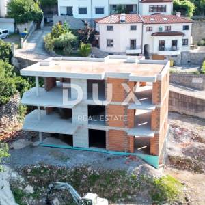 MATULJI, KASTAV, RUBEŠI- građevinsko zemljište 900m2 s zgradom u izgradnji 600m2 sa 3 prostrana stana s panoramskim pogledom na...