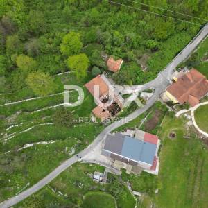 MATULJI, KUĆELI- zemljište 12 000 m2 (cca 6700m2 građevinsko) s pogledom na more + 3 starine 220m2