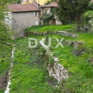 MATULJI, KUĆELI- zemljište 12 000 m2 (cca 6700m2 građevinsko) s pogledom na more + 3 starine 220m2