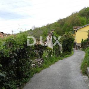 MATULJI, KUĆELI- zemljište 12 000 m2 (cca 6700m2 građevinsko) s pogledom na more + 3 starine 220m2