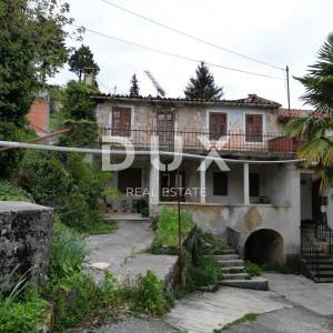 MATULJI, KUĆELI- zemljište 12 000 m2 (cca 6700m2 građevinsko) s pogledom na more + 3 starine 220m2