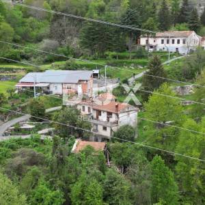 MATULJI, KUĆELI- zemljište 12 000 m2 (cca 6700m2 građevinsko) s pogledom na more + 3 starine 220m2