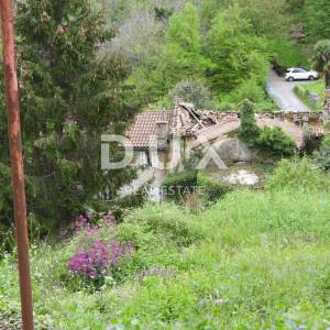 MATULJI, KUĆELI- zemljište 12 000 m2 (cca 6700m2 građevinsko) s pogledom na more + 3 starine 220m2