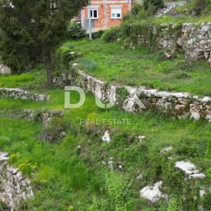MATULJI, KUĆELI- zemljište 12 000 m2 (cca 6700m2 građevinsko) s pogledom na more + 3 starine 220m2