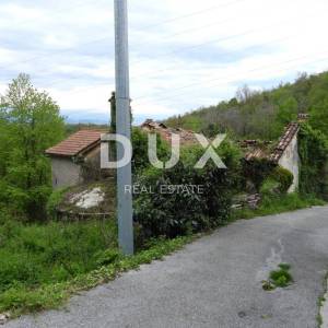 MATULJI, KUĆELI- zemljište 12 000 m2 (cca 6700m2 građevinsko) s pogledom na more + 3 starine 220m2