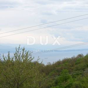 MATULJI, KUĆELI- zemljište 12 000 m2 (cca 6700m2 građevinsko) s pogledom na more + 3 starine 220m2