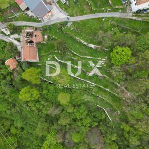 MATULJI, KUĆELI- zemljište 12 000 m2 (cca 6700m2 građevinsko) s pogledom na more + 3 starine 220m2