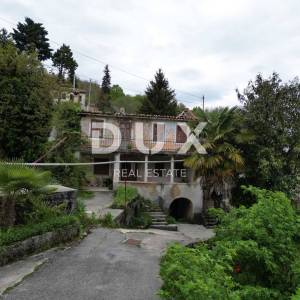 MATULJI, KUĆELI- zemljište 12 000 m2 (cca 6700m2 građevinsko) s pogledom na more + 3 starine 220m2