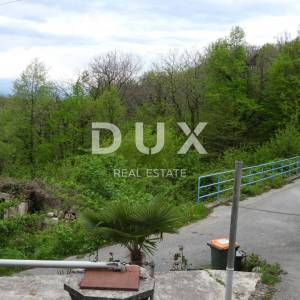 MATULJI, KUĆELI- zemljište 12 000 m2 (cca 6700m2 građevinsko) s pogledom na more + 3 starine 220m2
