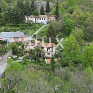 MATULJI, KUĆELI- zemljište 12 000 m2 (cca 6700m2 građevinsko) s pogledom na more + 3 starine 220m2