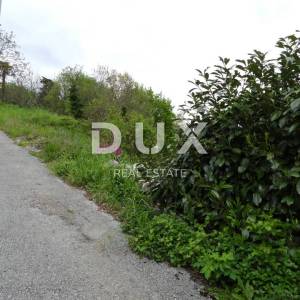 MATULJI, KUĆELI- zemljište 12 000 m2 (cca 6700m2 građevinsko) s pogledom na more + 3 starine 220m2