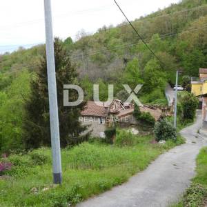 MATULJI, KUĆELI- zemljište 12 000 m2 (cca 6700m2 građevinsko) s pogledom na more + 3 starine 220m2