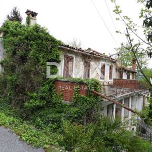MATULJI, KUĆELI- zemljište 12 000 m2 (cca 6700m2 građevinsko) s pogledom na more + 3 starine 220m2