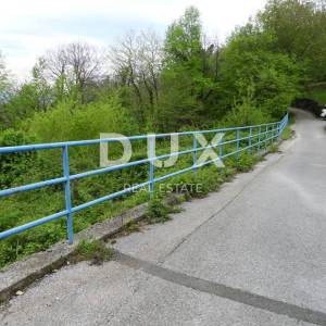 MATULJI, KUĆELI- zemljište 12 000 m2 (cca 6700m2 građevinsko) s pogledom na more + 3 starine 220m2