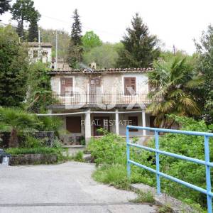 MATULJI, KUĆELI- zemljište 12 000 m2 (cca 6700m2 građevinsko) s pogledom na more + 3 starine 220m2
