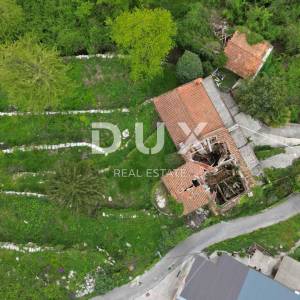 MATULJI, KUĆELI- zemljište 12 000 m2 (cca 6700m2 građevinsko) s pogledom na more + 3 starine 220m2