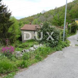 MATULJI, KUĆELI- zemljište 12 000 m2 (cca 6700m2 građevinsko) s pogledom na more + 3 starine 220m2