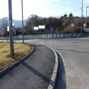MATULJI - MIHELIĆI - asfaltirani teren 834m2 do frekventne glavne prometnice 