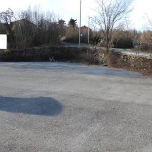 MATULJI - MIHELIĆI - asfaltirani teren 834m2 do frekventne glavne prometnice 