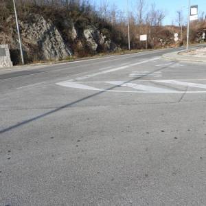 MATULJI - MIHELIĆI - asfaltirani teren 834m2 do frekventne glavne prometnice 