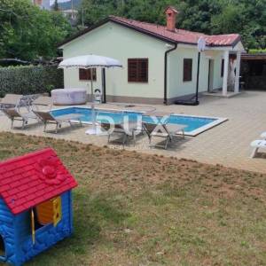MATULJI, RUKAVAC - samostojeća prizemnica s bazenom za najam.