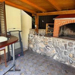 MATULJI, RUKAVAC - samostojeća prizemnica s bazenom za najam.
