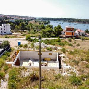 Medulin, Mukalba – Građevinski teren s započetom gradnjom.