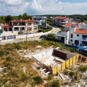 Medulin, Mukalba – Građevinski teren s započetom gradnjom.