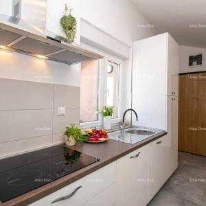 Medulin. Mukalba. Moderan apartman sa velikom terasom i pogledom na more.