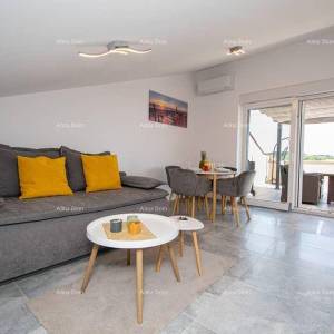 Medulin. Mukalba. Moderan apartman sa velikom terasom i pogledom na more.
