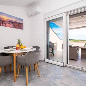 Medulin. Mukalba. Moderan apartman sa velikom terasom i pogledom na more.