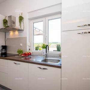 Medulin. Mukalba. Moderan apartman sa velikom terasom i pogledom na more.