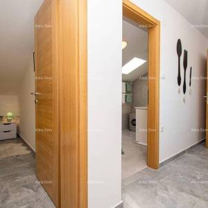 Medulin. Mukalba. Moderan apartman sa velikom terasom i pogledom na more.