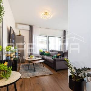 Moderan dvosoban stan s vrtom, 75 m², 300 m od mora, Zaton, Nin