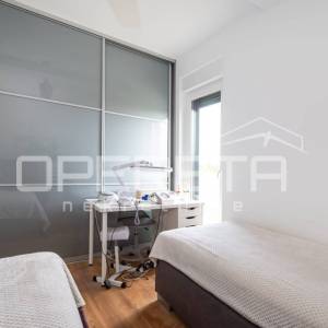 Moderan dvosoban stan s vrtom, 75 m², 300 m od mora, Zaton, Nin