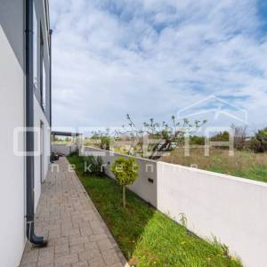 Moderan dvosoban stan s vrtom, 75 m², 300 m od mora, Zaton, Nin