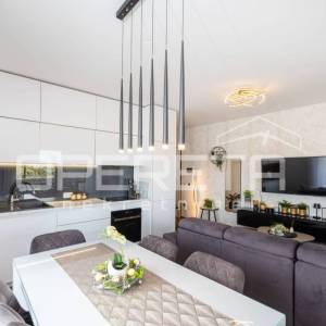 Moderan dvosoban stan s vrtom, 75 m², 300 m od mora, Zaton, Nin