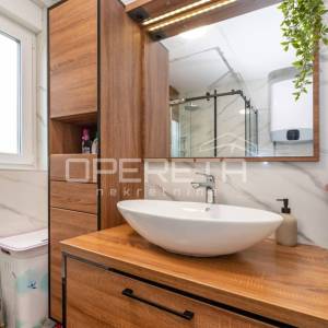Moderan dvosoban stan s vrtom, 75 m², 300 m od mora, Zaton, Nin