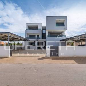 Moderan dvosoban stan s vrtom, 75 m², 300 m od mora, Zaton, Nin