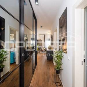 Moderan dvosoban stan s vrtom, 75 m², 300 m od mora, Zaton, Nin