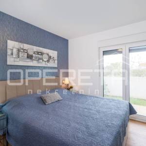 Moderan dvosoban stan s vrtom, 75 m², 300 m od mora, Zaton, Nin
