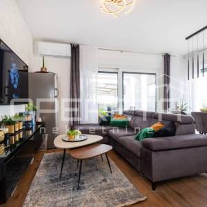 Moderan dvosoban stan s vrtom, 75 m², 300 m od mora, Zaton, Nin