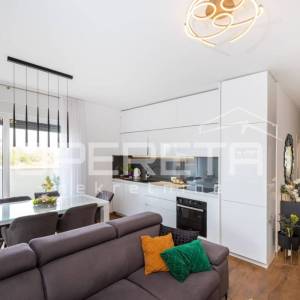 Moderan dvosoban stan s vrtom, 75 m², 300 m od mora, Zaton, Nin
