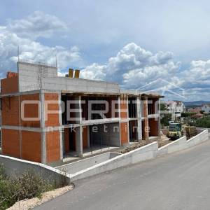 Moderna duplex kuća s bazenom i krovnom terasom u Vodicama