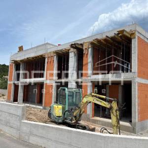 Moderna duplex kuća s bazenom i krovnom terasom u Vodicama