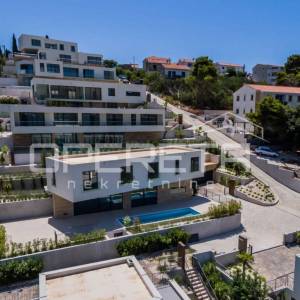 Moderna vila drugi red do mora, 326m2 neto 
