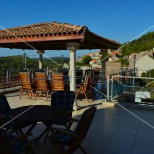 Moderna vila na Korčuli – 6 spavaćih soba, 3 kuhinje i privatni bazen