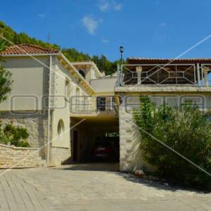 Moderna vila na Korčuli – 6 spavaćih soba, 3 kuhinje i privatni bazen
