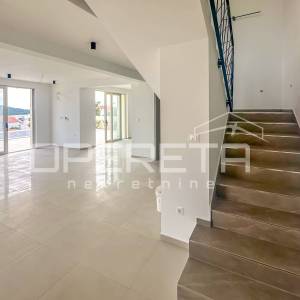 Moderna vila s bazenom i pogledom na more – 150 m od plaže